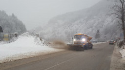 680 снегопочистващи машини обработват републиканските пътища. Шофирайте внимателно!