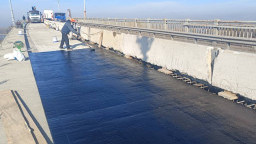 The waterproofing on the road slab of the Danube Bridge at Ruse is being applied