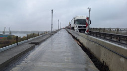 The restored pedestrian railing of the Danube Bridge at Ruse is being installed