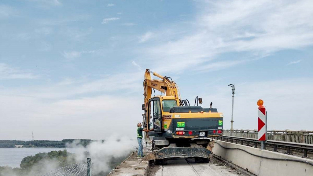 Основният ремонт на Дунав мост при Русе продължава с премахване на първите стоманобетонови панели