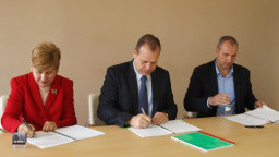 Инж. Лазаров подписа договорите за изграждането на участък 2 от Западната дъга на СОП