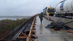 The restored pedestrian railing of the Danube Bridge at Ruse is being installed