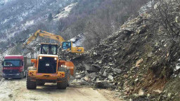 Поради опасността от ново свличане на скална маса временно се преустановява разчистването на път III-866 Девин – Кричим