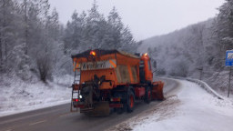 337 снегопочистващи машини обработват републиканските пътища