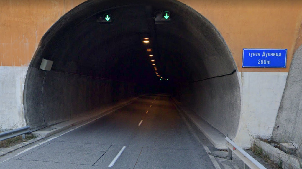 До 17 ч. днес движението се пренасочва двупосочно в тръбата за София в тунел 