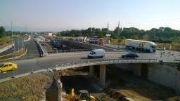 Облекчава се движението по новия пътен възел при кръстовището на Софийския околовръстен път с бул. „Сливница”
