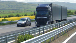 Утре и в събота за улеснение на трафика в пиковите часове се ограничава движението на МПС над 12 т между 5-ти и 23-ти км на АМ „Тракия“ в посока Бургас