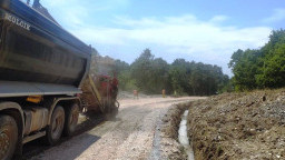 Без спиране на движението продължава основният ремонт на близо 25 км на път III-907 Босна - Визица в област Бургас