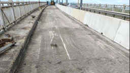 The lighting poles and the pedestrian railing in the second closed section of the Danube Bridge at Ruse have been dismantled