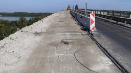 The lighting poles and the pedestrian railing in the second closed section of the Danube Bridge at Ruse have been dismantled