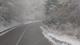 В 5 области в Западна България снегопочистващи машини обработват републиканската пътна мрежа. Шофирайте внимателно!