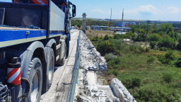 Нови 8 стоманобетонни панели са поставени на Дунав мост при Русе