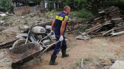 Около 40 служители на Националното тол управление продължават да помагат в разчистването на щетите от наводнението в Карловско