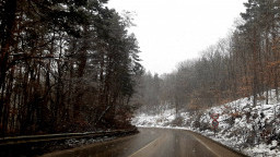 Близо 130 снегорина почистват пътищата. Шофьорите да карат внимателно!