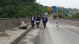 Министър Павлова инспектира ремонта на ул. „Магистрална“ във Велико Търново