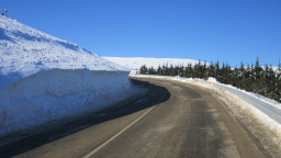 АПИ: Над 200 машини обработват пътищата в районите със снеговалеж. Шофьорите да карат внимателно и да спазват въведените ограничения