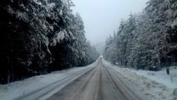 АПИ: Пътищата са почистени от снега и проходими. Шофьорите на МПС над 12 т да използват първокласните трасета