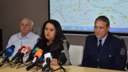 Министър Павлова: Остава ограничено движението за всички превозни средства в Североизточна България