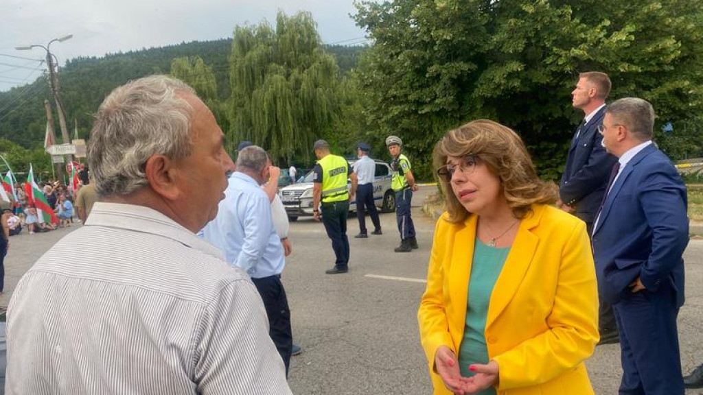 Министър Коритарова към протестиращи: Нека взаимно си помогнем, за да се завърши пътят Мездра - Ботевград
