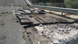 100-тонен кран и 41-тонен багер разрушават моста на пътя Царево – Ахтопол. Временното съоръжение ще е за МПС до 12 т