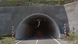 Временно движението по път I-1 Благоевград – Симитли в тунел „Железница“ се осъществява с повишено внимание, поради авария в електрозахранването