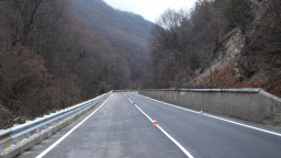 10 дни преди официалното откриване на зимния сезон в Банско завърши ремонтът при 15-ти км от път ІІ-19 в района на Предела