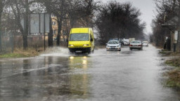 Временно е затруднено движението при км 414-415 на АМ „Хемус“ област Варна в посока София поради наводнен участък