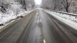 АПИ: В районите със снеговалеж шофьорите да карат внимателно и със съобразена скорост