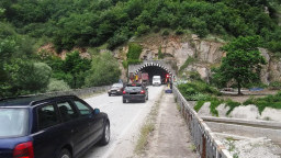 До 30 юли движението при тунела след Асеновград на път II-86 ще се регулира от светофар