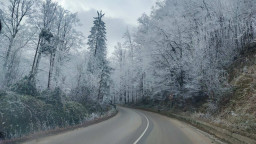 АПИ: Шофьорите да тръгват с автомобили, подготвени за зимни условия. Във високопланинските райони, в Северна и Западна България е възможно дъждът да премине в сняг