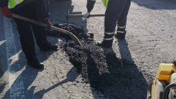 АПИ: Изкърпването на дупките по пътищата със студена асфалтова смес е аварийно и временно решение