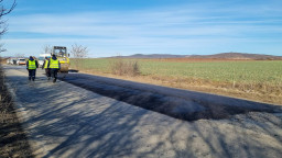 Започна аварийно изкърпване на участъка от път II-73 между селата Вълчин и Лозарево и в част от Ришкия проход